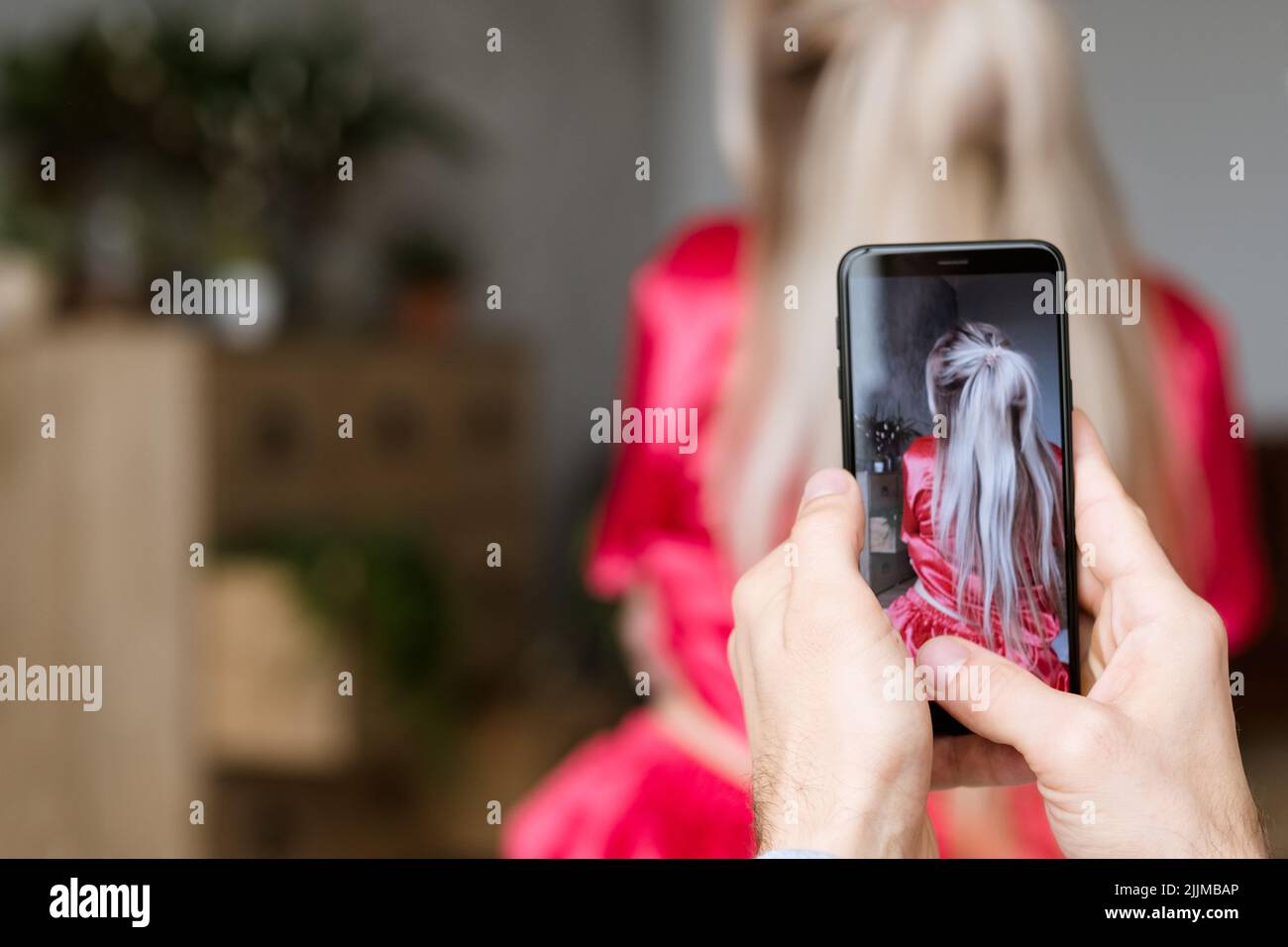 Glücklich frisch verheiratet Familie Morgen mobile Foto Spaß Stockfoto