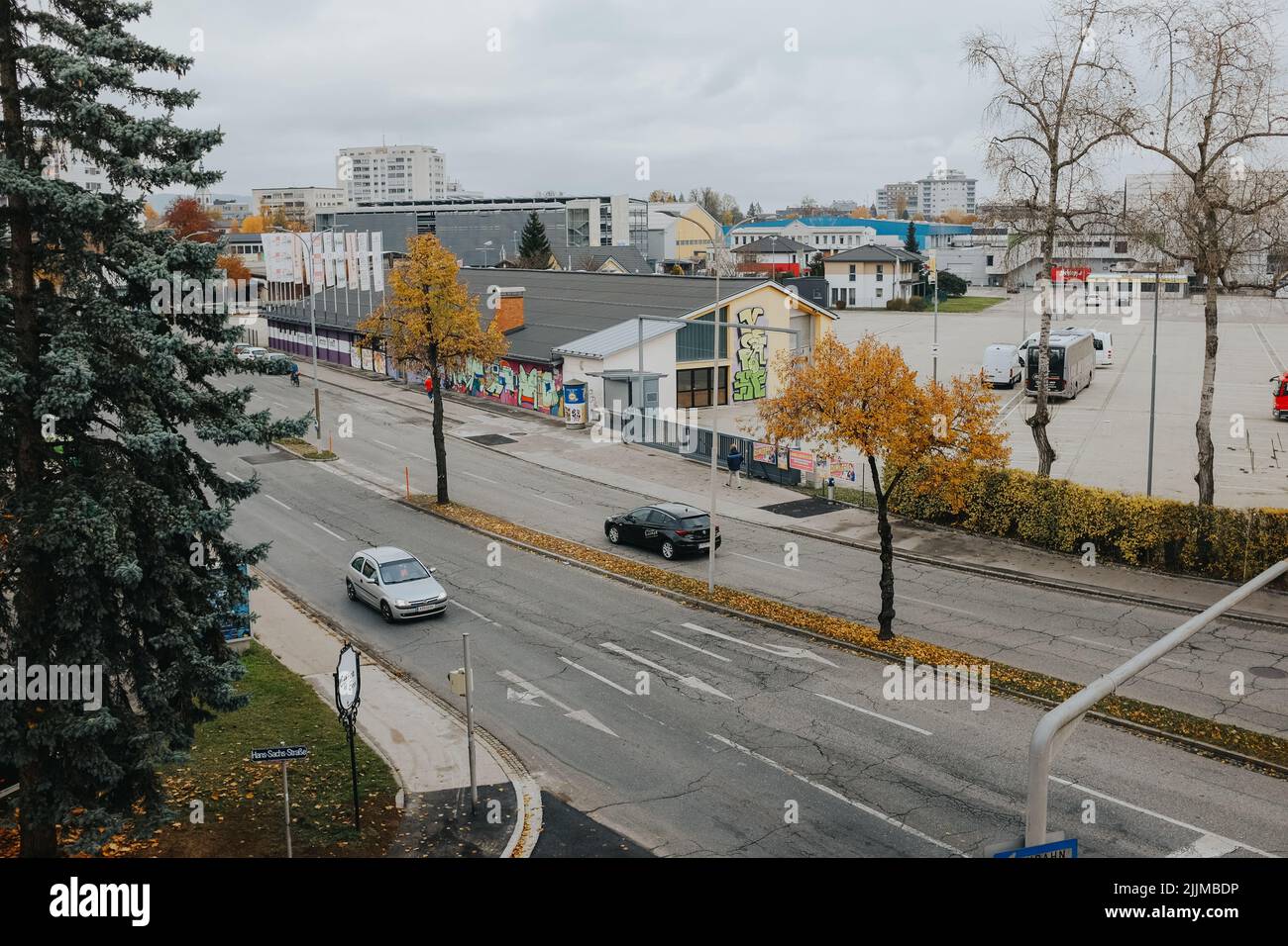 Luftaufnahme von Autos, die auf einer Straße in Klagenfurt fahren Stockfoto