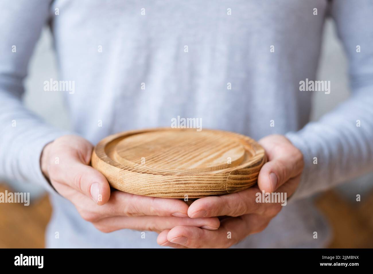 Naturschutz Mann Hand Holzmockup Stockfoto