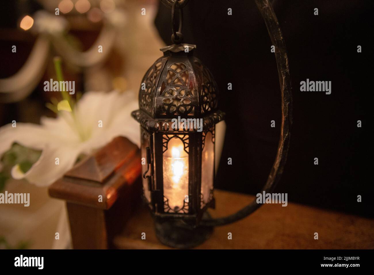 Eine Nahaufnahme einer alten Lampe auf einem Holztisch Stockfoto