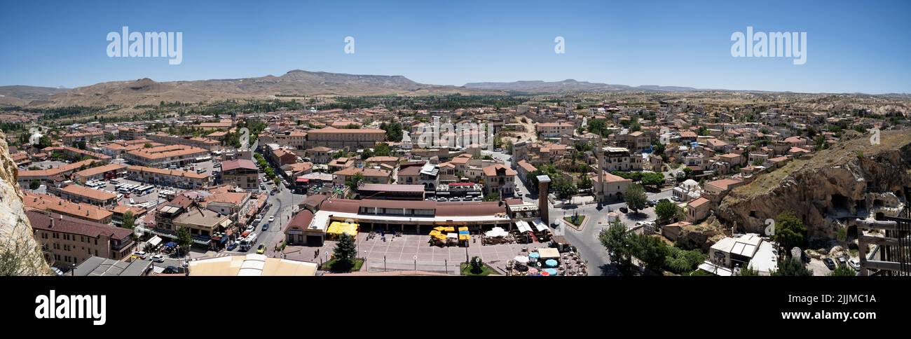 Panoramablick auf Urgup, eine Stadt und einen Bezirk der Provinz Nevsehir, in der historischen Region Kappadokien gelegen. Stockfoto