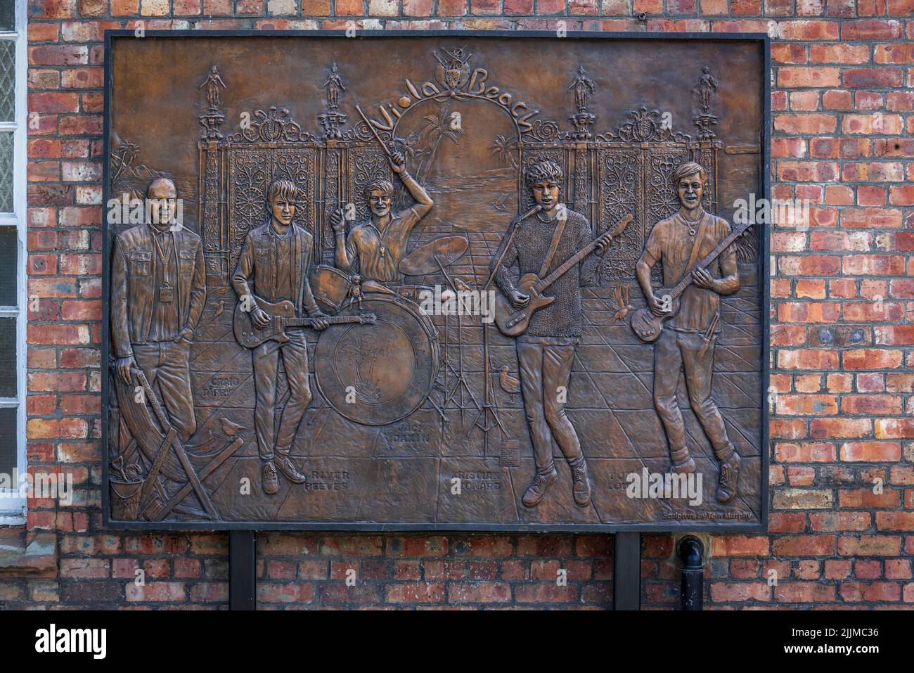 Gedenktafel für die Band Viola Beach von Scukptor Tom Murphy an der Seite der Parr Hall im Kunstviertel ihrer Heimatstadt Warrington. Stockfoto