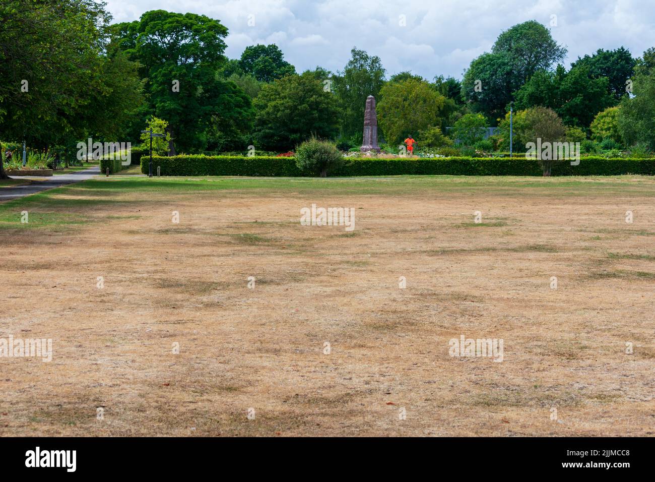 Herne Bay, Kent, Großbritannien: Vergilbtes Gras symbolisiert den Mangel an Niederschlägen im Juli 2022, laut dem Met Office vorläufig das trockenste seit 1911. Stockfoto