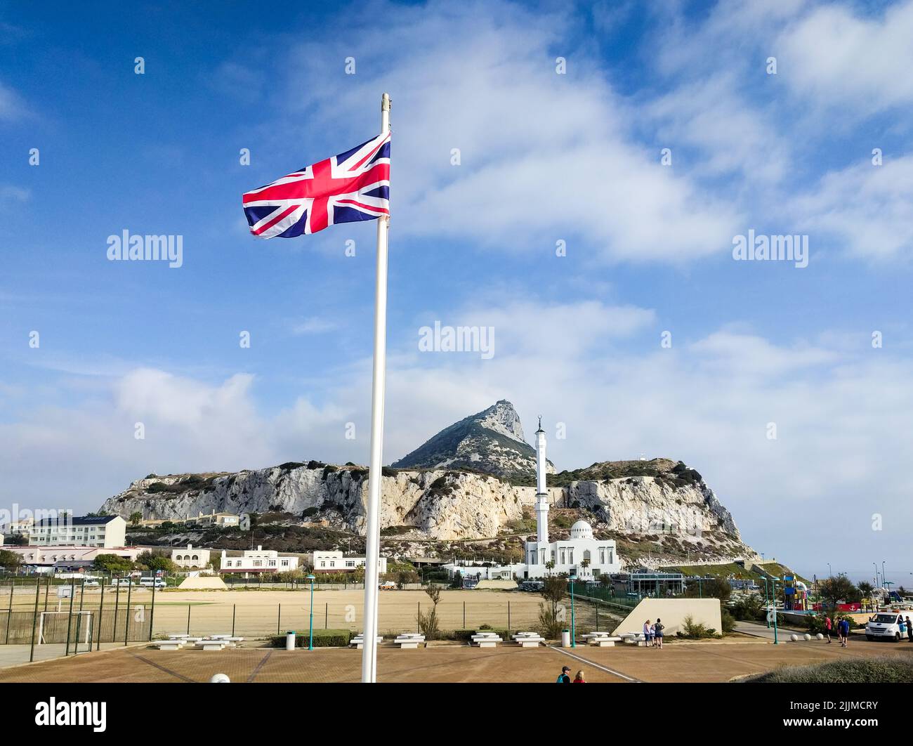 Eine wunderschöne Aufnahme einer britischen Flagge und der König Fahad bin Abdulaziz Al-Saud Moschee im Hintergrund Stockfoto