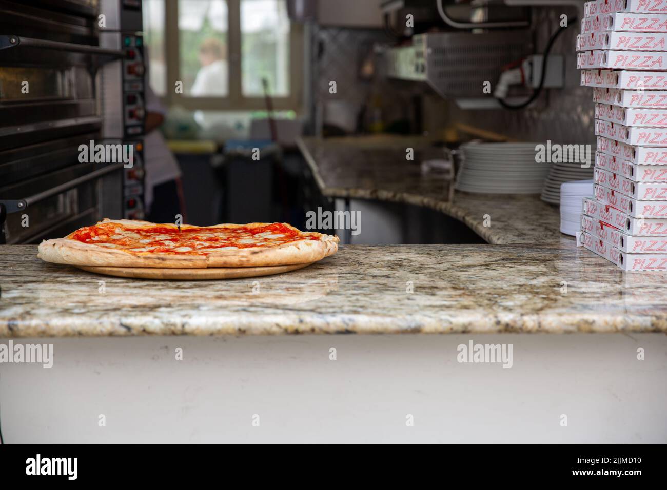 Ein Foto von einer Pizza wartet auf den Tresen der italienischen Pizzeria Stockfoto