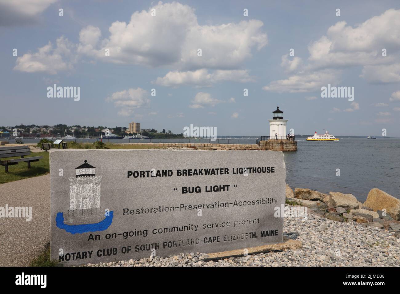 Ein Schild, das den Bug Light Park in den USA unter einem bewölkten Tag zeigt Stockfoto
