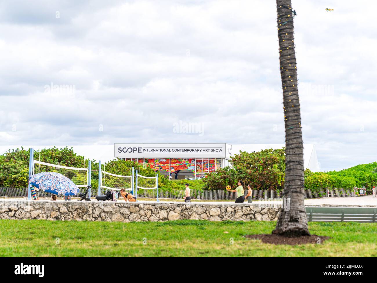 Spielen Sie mit der Familie Beachvolleyball während des Scope International Contemporary Art Show Weekend. Stockfoto