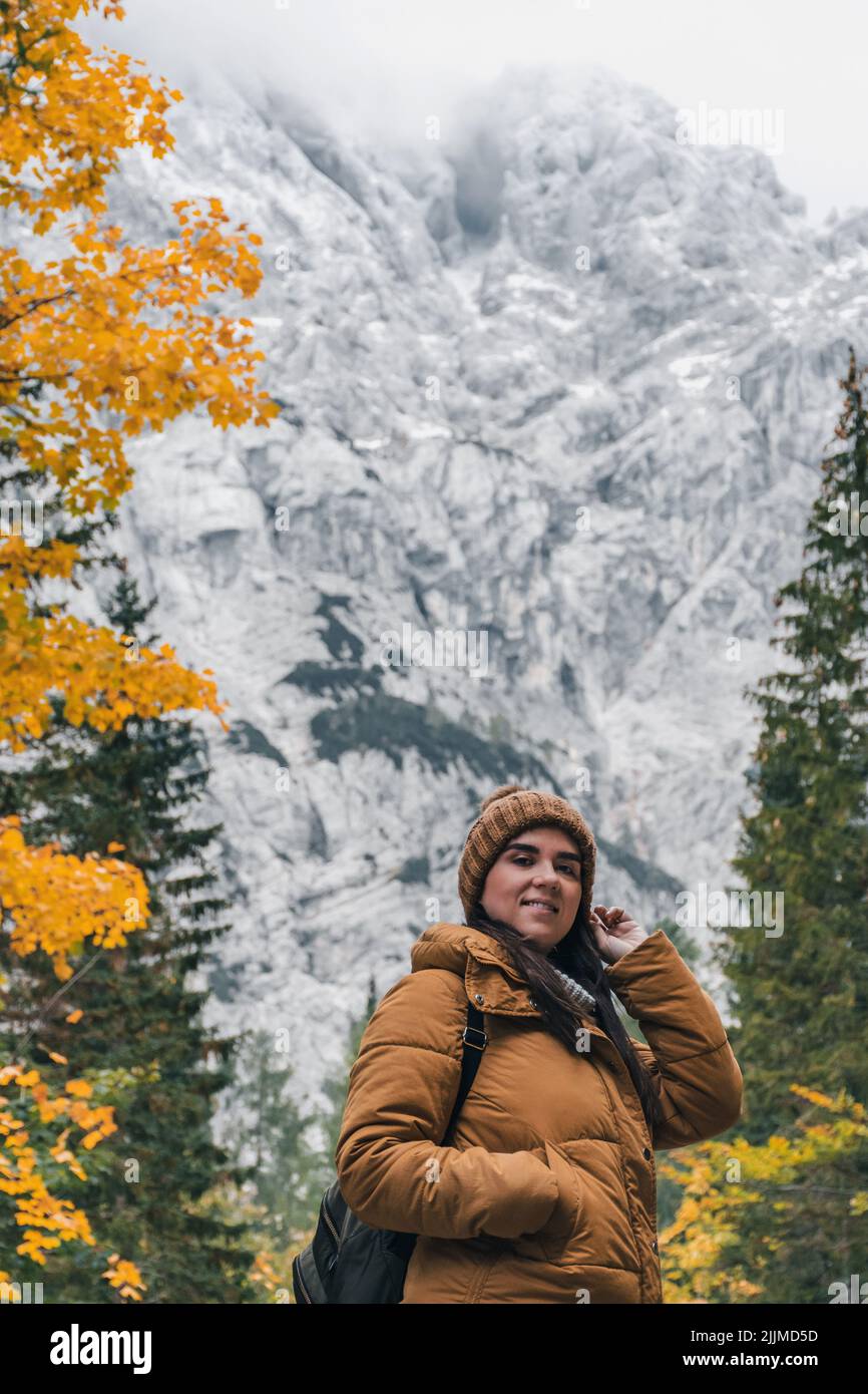 Eine kaukasische Wanderin auf der Vrsic-Passstraße in den Julischen Alpen in Slowenien Stockfoto