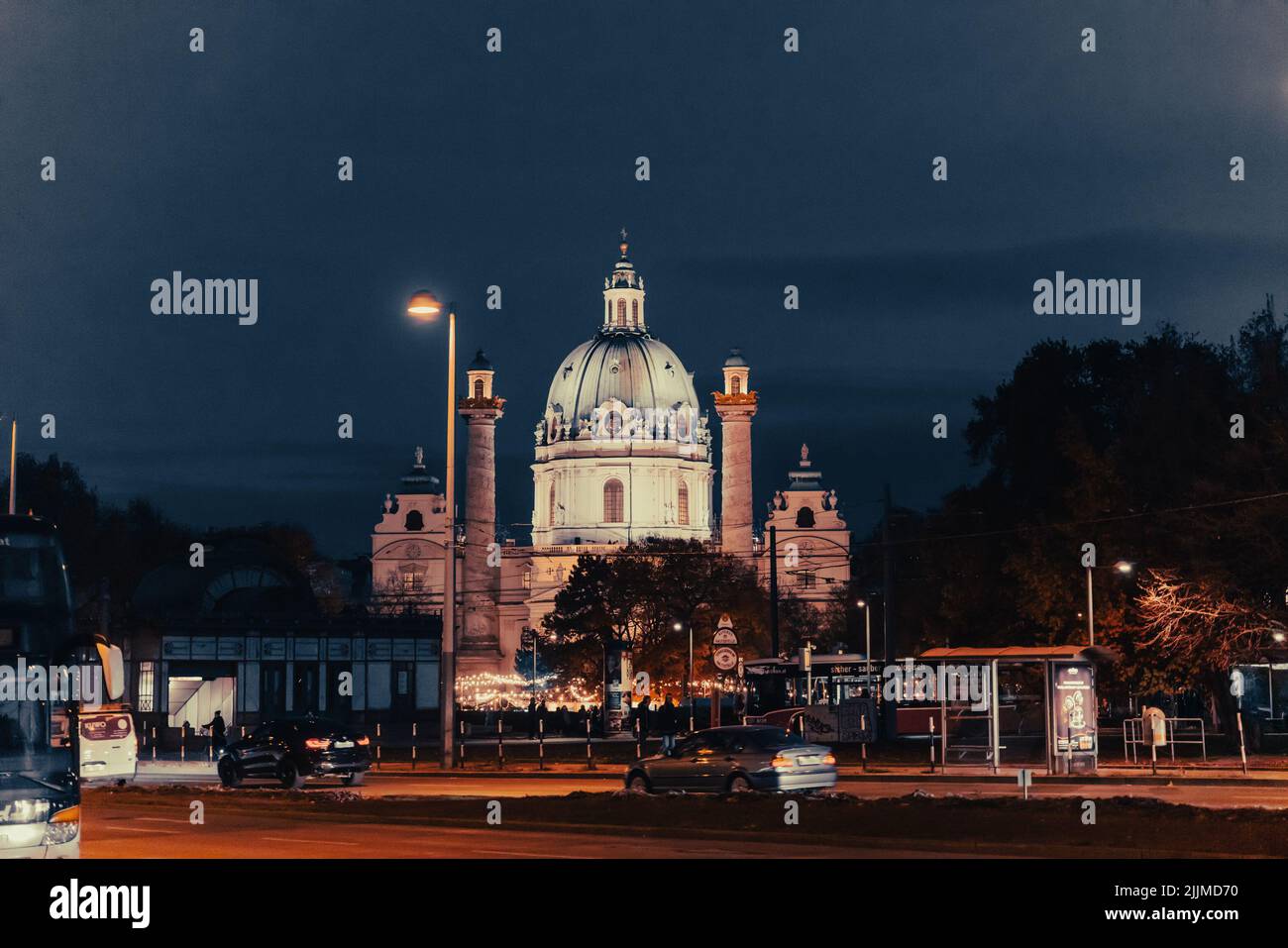 Eine schöne Aufnahme der nächtlichen Karlskirche in Wien, Österreich Stockfoto