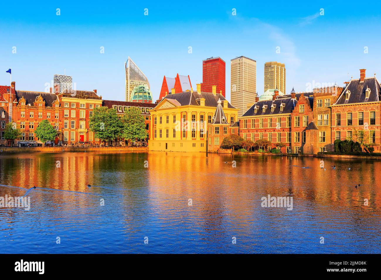 Den Haag, Niederlande. Skyline- und Parlamentsgebäude in der Innenstadt bei Sonnenuntergang. Stockfoto