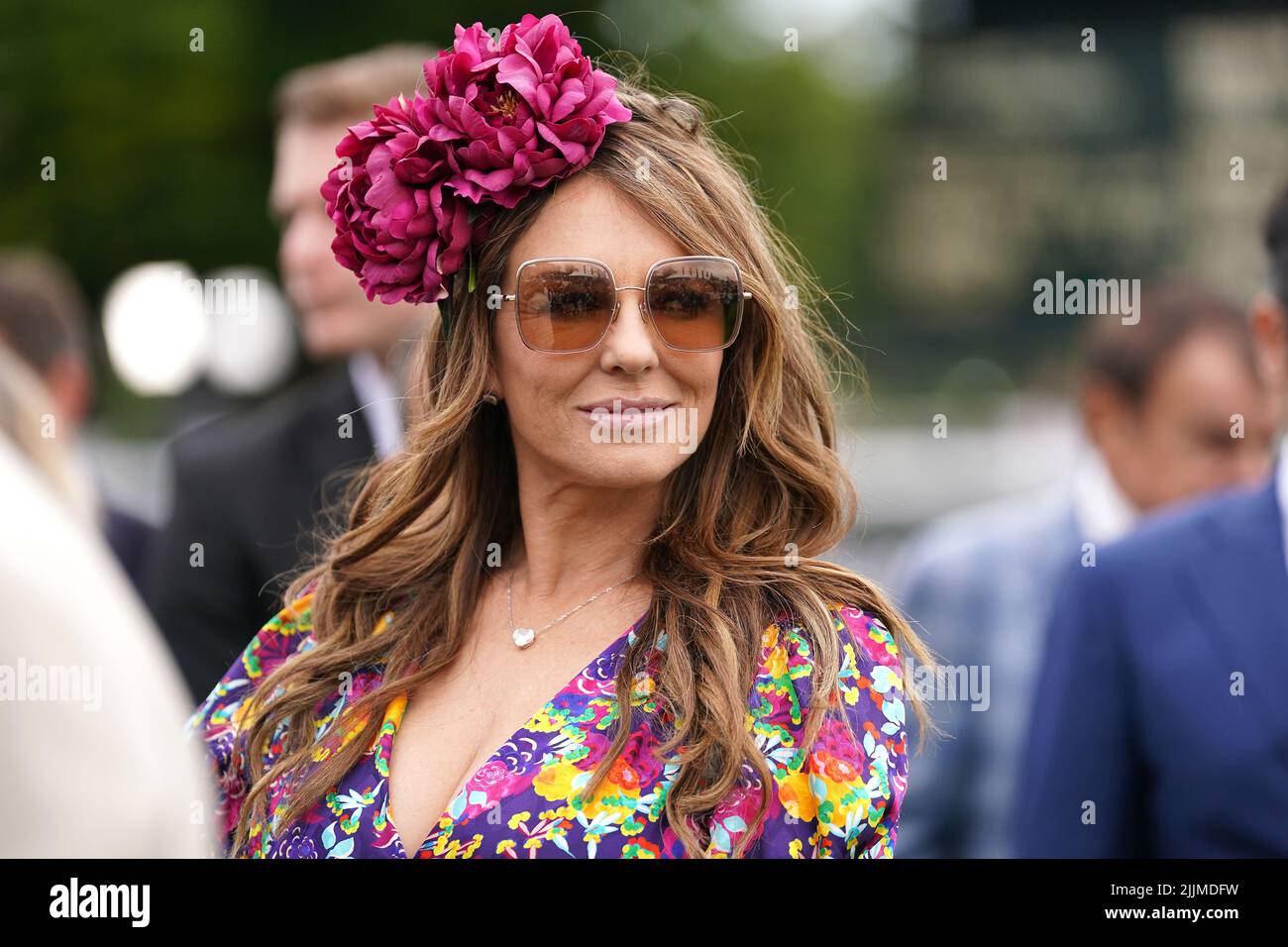 Elizabeth Hurley am zweiten Tag des Qatar Goodwood Festival 2022 auf der Goodwood Racecourse, Chichester. Bilddatum: Mittwoch, 27. Juli 2022. Stockfoto