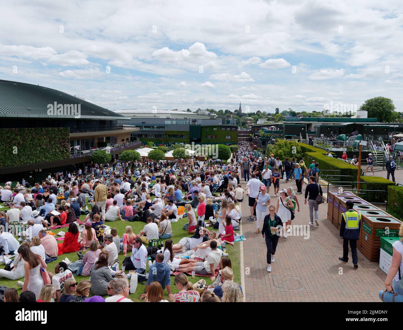 Wimbledon, Greater London, England, Juli 02 2022: Wimbledon Tennis Championship. Menschenmassen versammeln sich auf dem Hügel links vom Bild vor dem ersten Platz. Stockfoto
