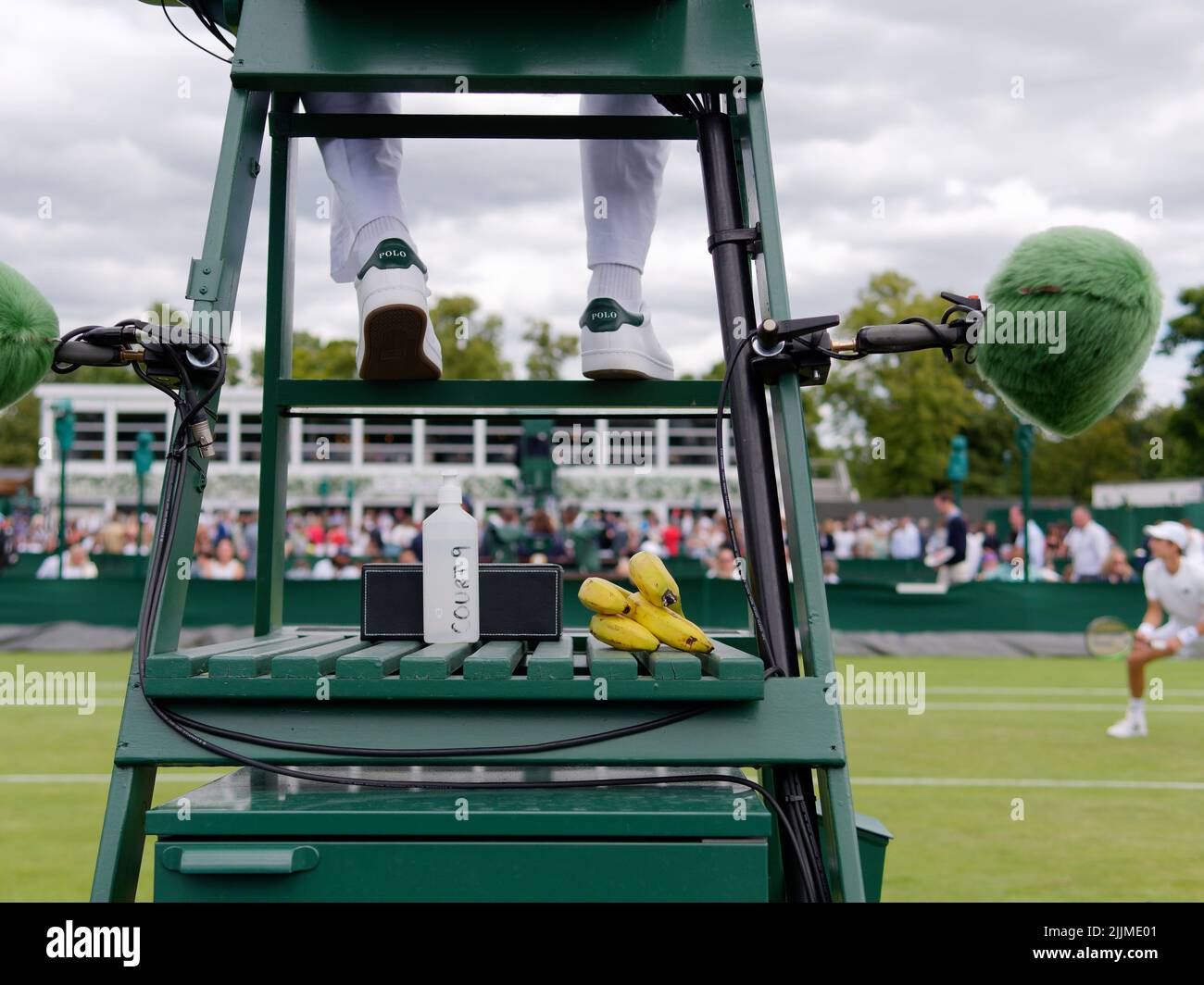 Wimbledon, Greater London, England, Juli 02 2022: Wimbledon Tennis Championship. Nahaufnahme eines Schiedsrichterstuhls mit Bananen und Mikrofon. Stockfoto