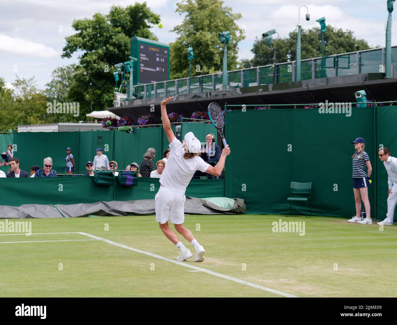 Wimbledon, Greater London, England, Juli 02 2022: Wimbledon Tennis Championship. Ein männlicher Spieler dient als Ballmädchen, das zur Verfügung steht. Stockfoto