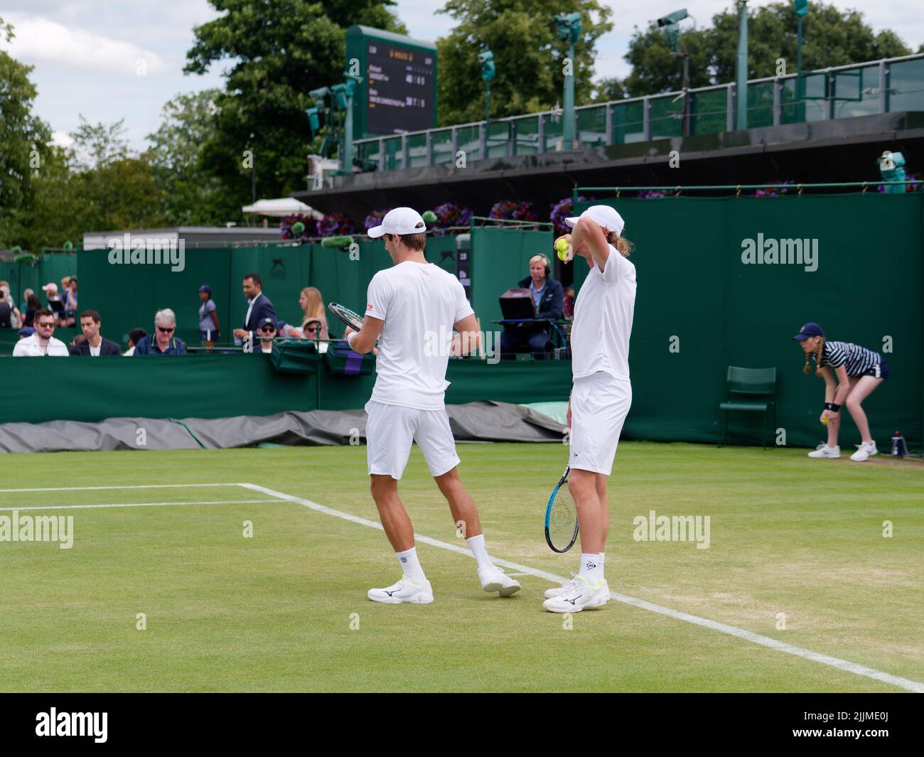 Wimbledon, Greater London, England, Juli 02 2022: Wimbledon Tennis Championship. Männliche Doppelspieler kommunizieren miteinander zwischen einem Punkt. Stockfoto
