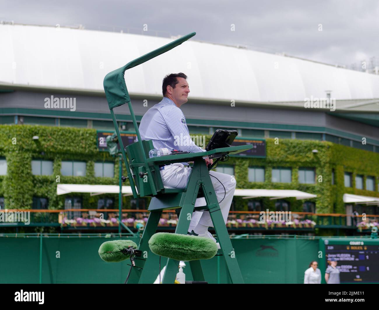 Wimbledon, Greater London, England, Juli 02 2022: Wimbledon Tennis Championship. Nahaufnahme eines Schiedsrichters während eines Spiels. Stockfoto