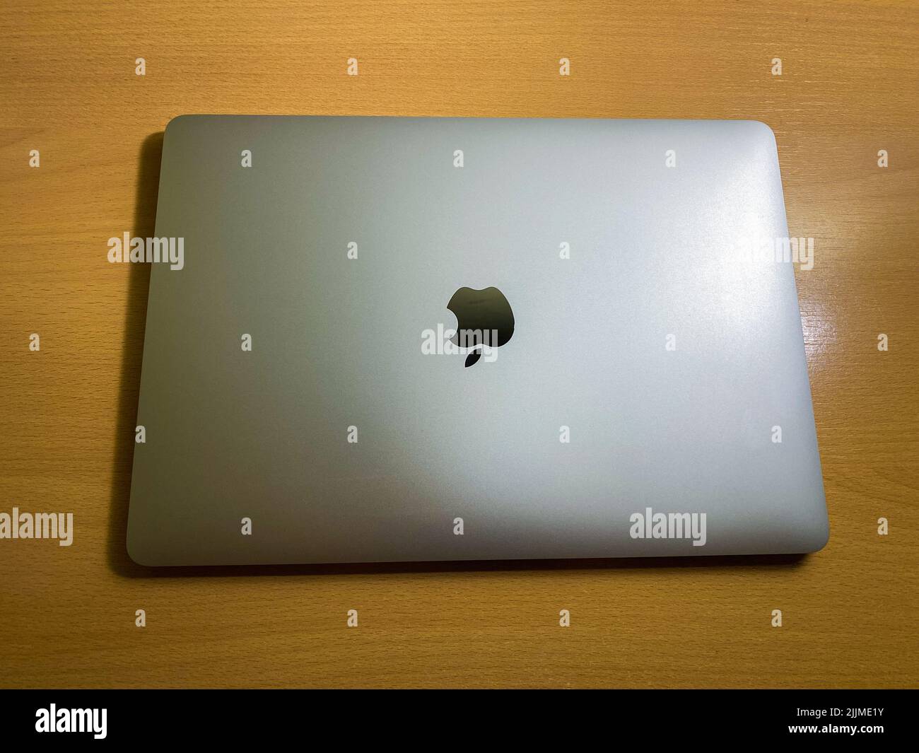 Ein MacBook Air mit M1 Chip auf einem Tisch Stockfoto