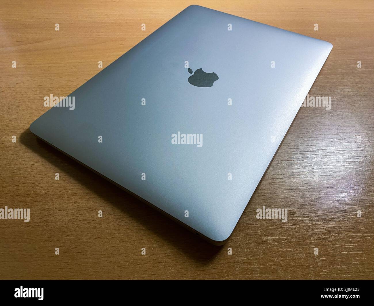 Ein MacBook Air mit M1 Chip auf einem Tisch Stockfoto