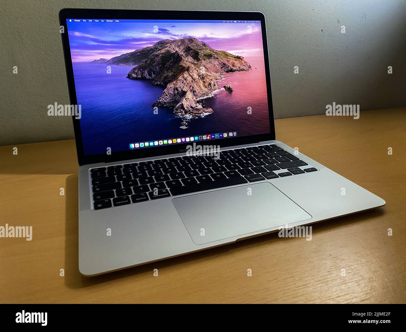 Ein MacBook Air mit M1 Chip auf einem Tisch Stockfoto