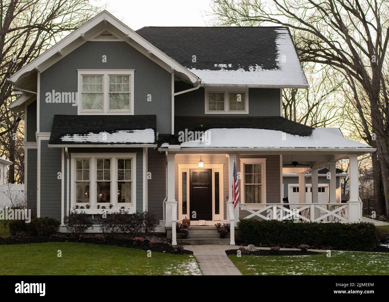 Ein einladendes Haus an einem Winterabend im Libanon, Ohio, USA Stockfoto