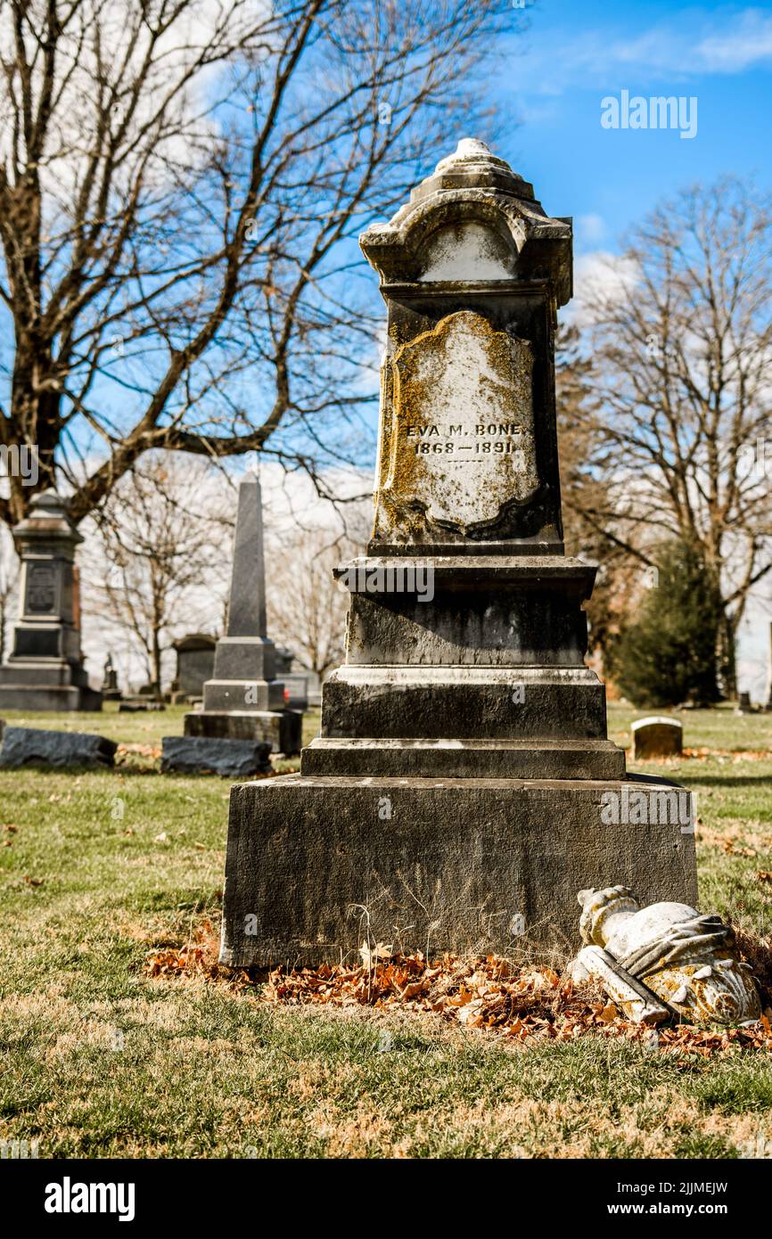 Eine historische Grabmarke, die mit Moos bedeckt ist, auf dem Friedhof im Libanon, Ohio Stockfoto