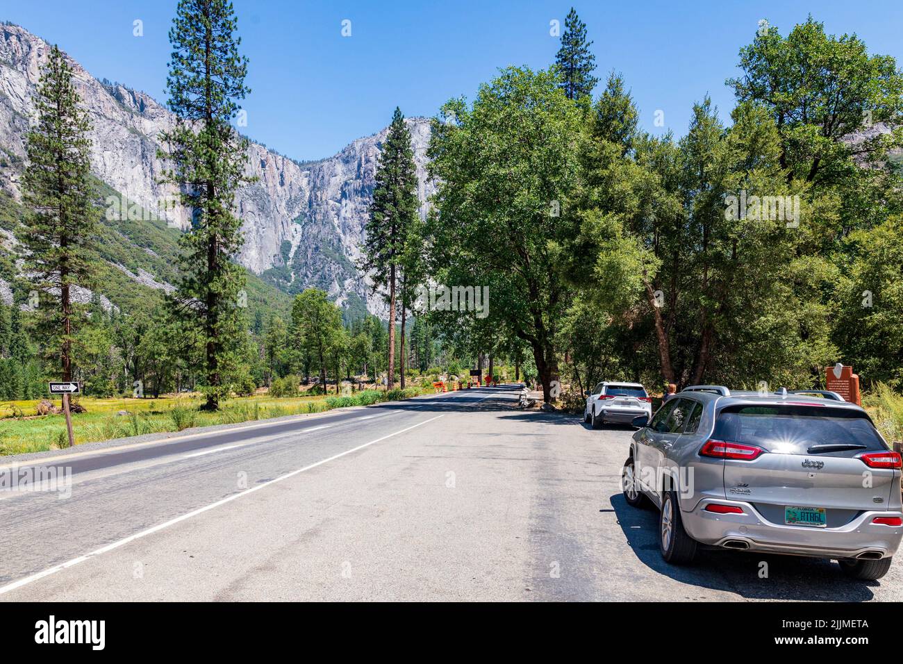 Blick auf geparkte Autos auf einer Straße am Yosemite National Park Stockfoto