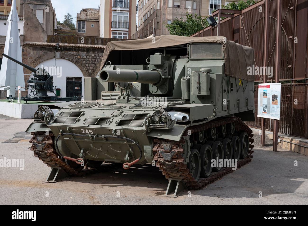 Ein offensives Militärfahrzeug, Modell M44 selbstfahrende Haubitze. Stockfoto