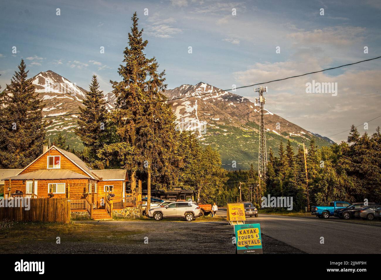 06-24-2022 Moose Pass Alaska USA - Zuhause und Geschäft in Moose Pass auf der Kenai Halbinsel spät am Abend während der Sonnentage im Sommer - Ka Stockfoto