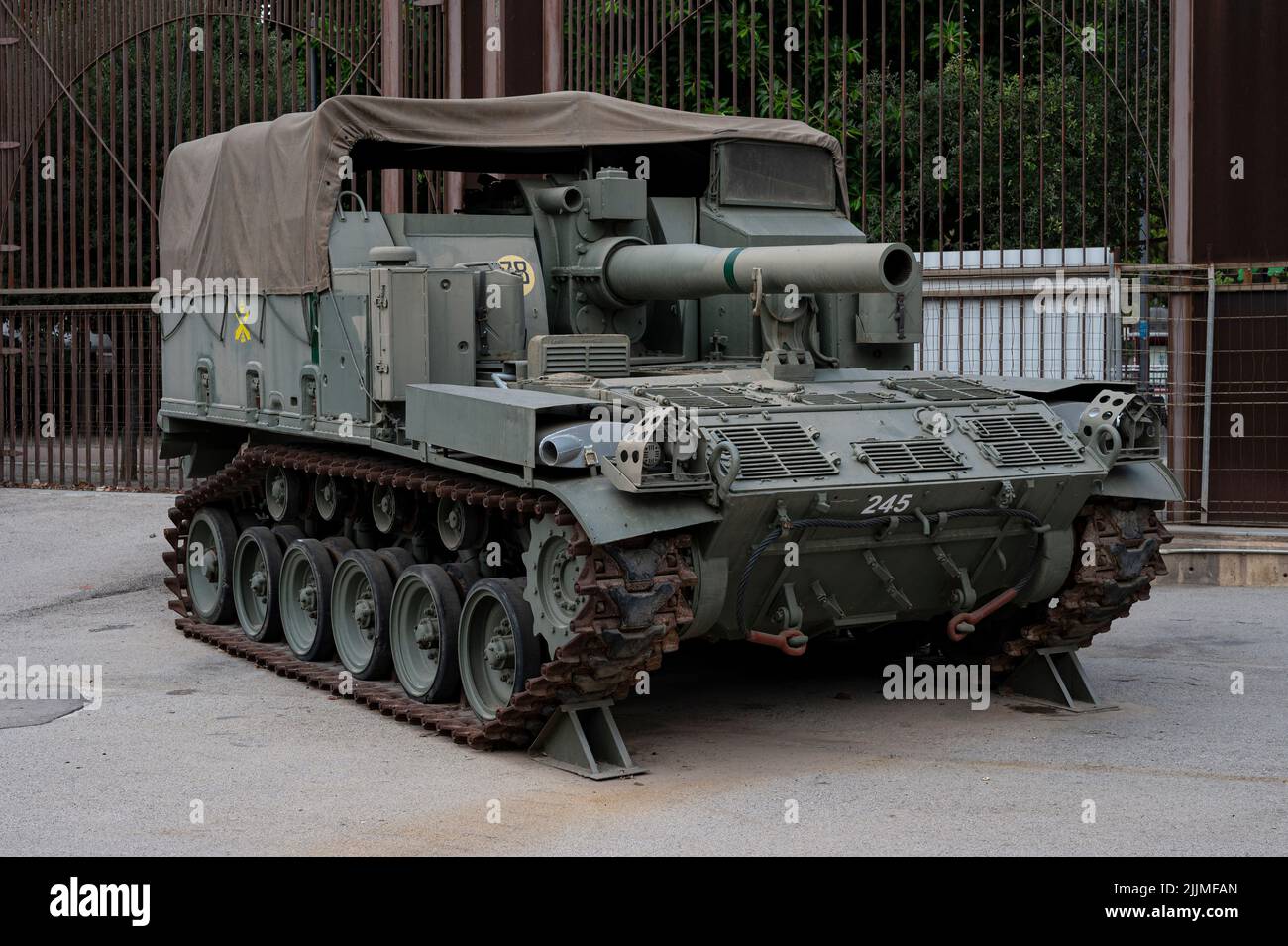 Ein offensives Militärfahrzeug, Modell M44 selbstfahrende Haubitze. Stockfoto