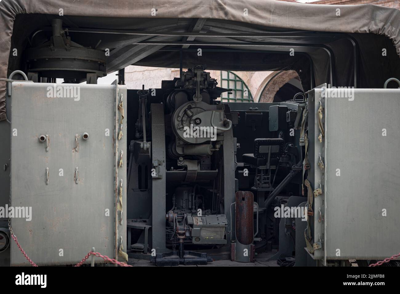 Das Innere Detail eines offensiven militärischen Fahrzeugs, selbstfahrende Haubitze Modell M-44. Stockfoto