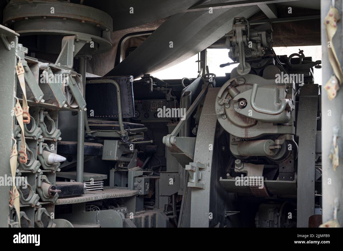 Ein Innendetail eines offensiven Militärfahrzeugs, selbstfahrende Haubitze Modell M-44. Stockfoto