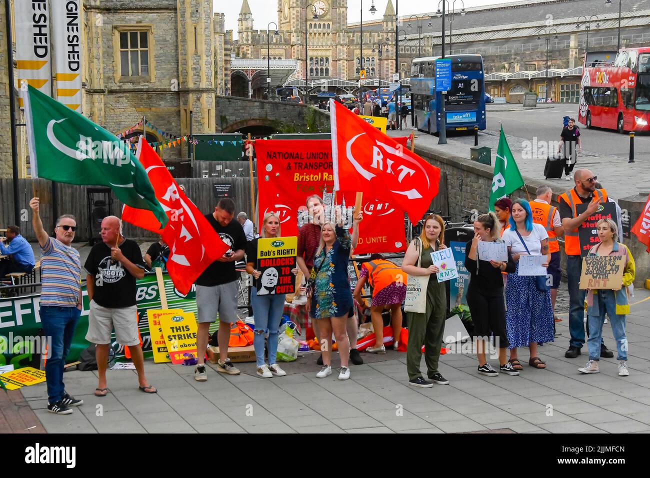 Bristol Temple Meads Station, Bristol, Großbritannien. 27.. Juli 2022. Eine NUSS-Streiklinie vor dem Eingang zum Bahnhof Bristol Temple Meads, während das Eisenbahnpersonal streikt. Bildnachweis: Graham Hunt/Alamy Live News Stockfoto