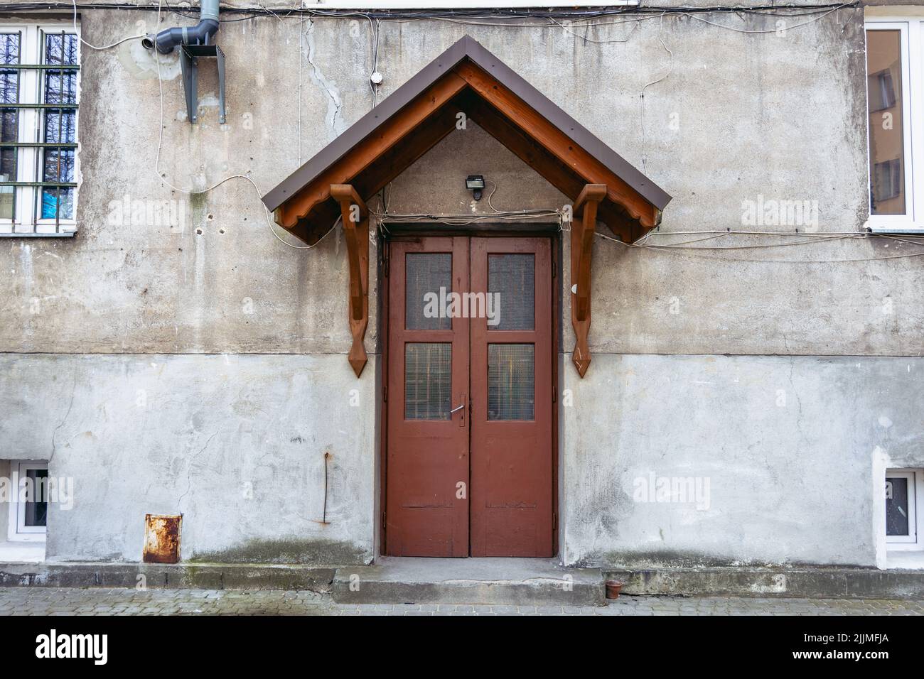 Hintereingang des Mietshauses in der Jagiellonska Straße in Rzeszow, südöstliches Polen, Hauptstadt der Woiwodschaft Subkarpaten Stockfoto