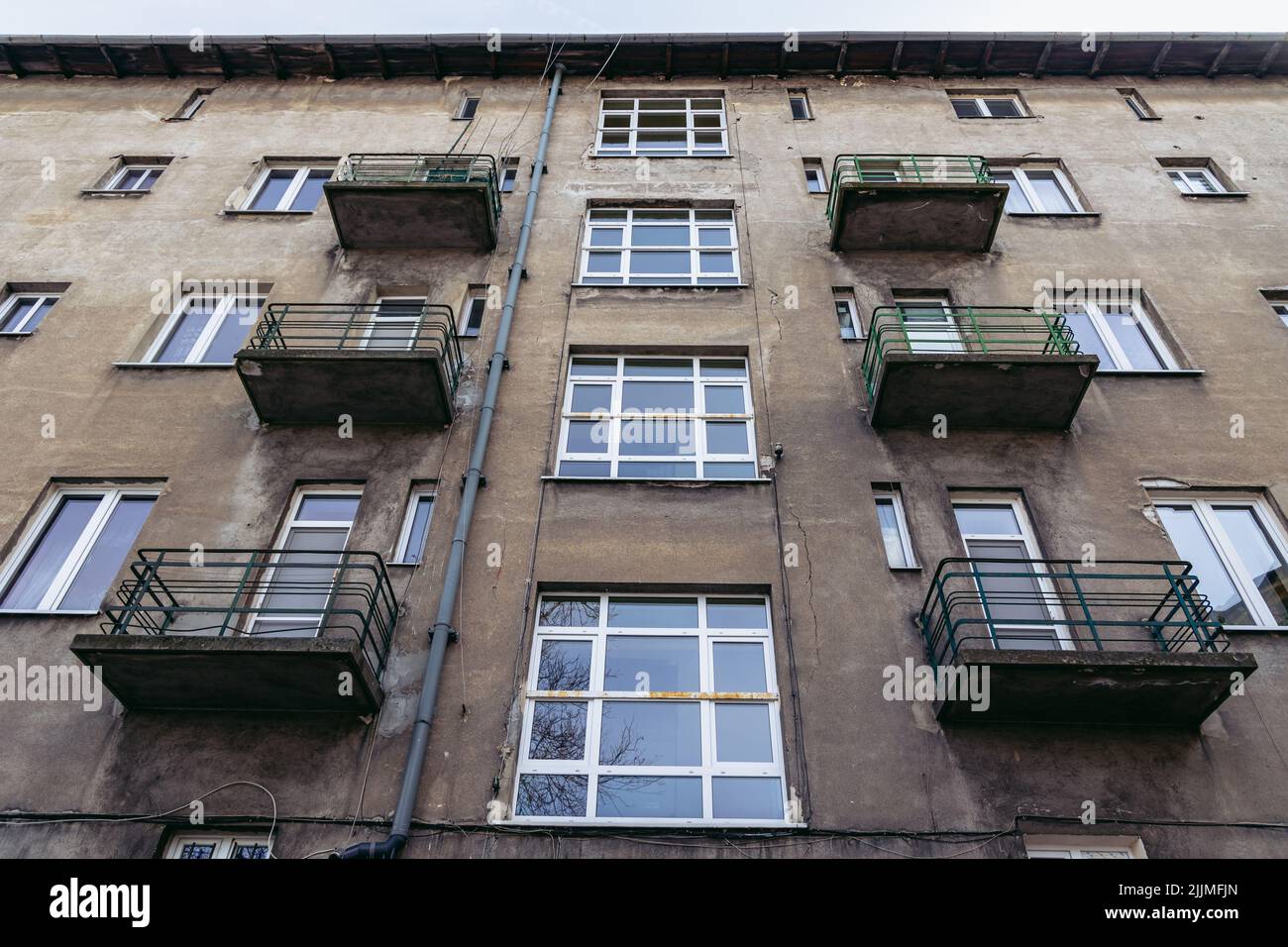 Rückansicht des Mietshauses in der Jagiellonska-Straße 12, erbaut von Michal Kraus in den Jahren 1937-1938, Beispiel der modernistischen Architektur in Rzeszow, Polen Stockfoto
