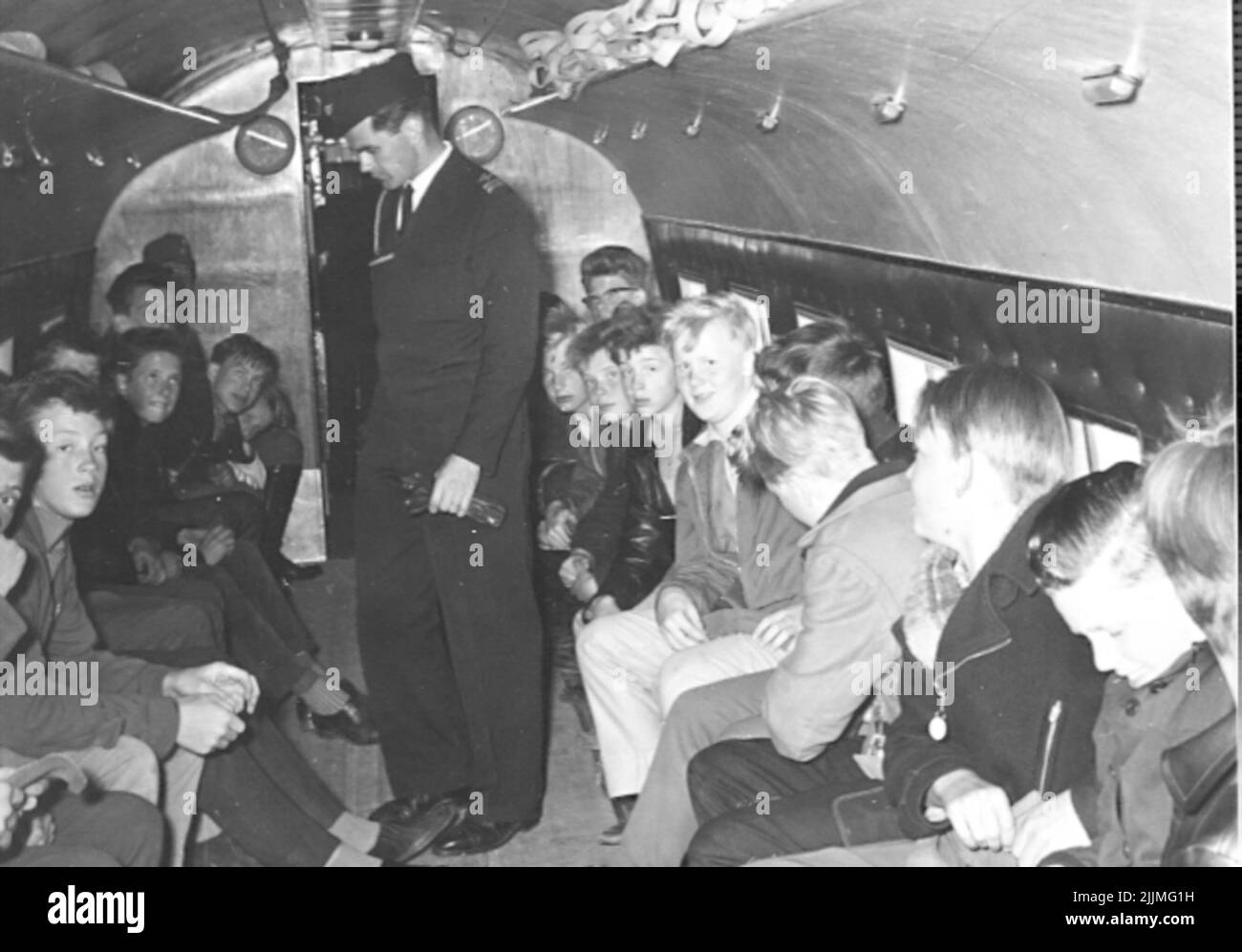F6 Karlsborg 1959. Ein Flug mit dem DC3. Lieutenant Grimland kontrolliert die Aufspannung vor dem Start. Stockfoto