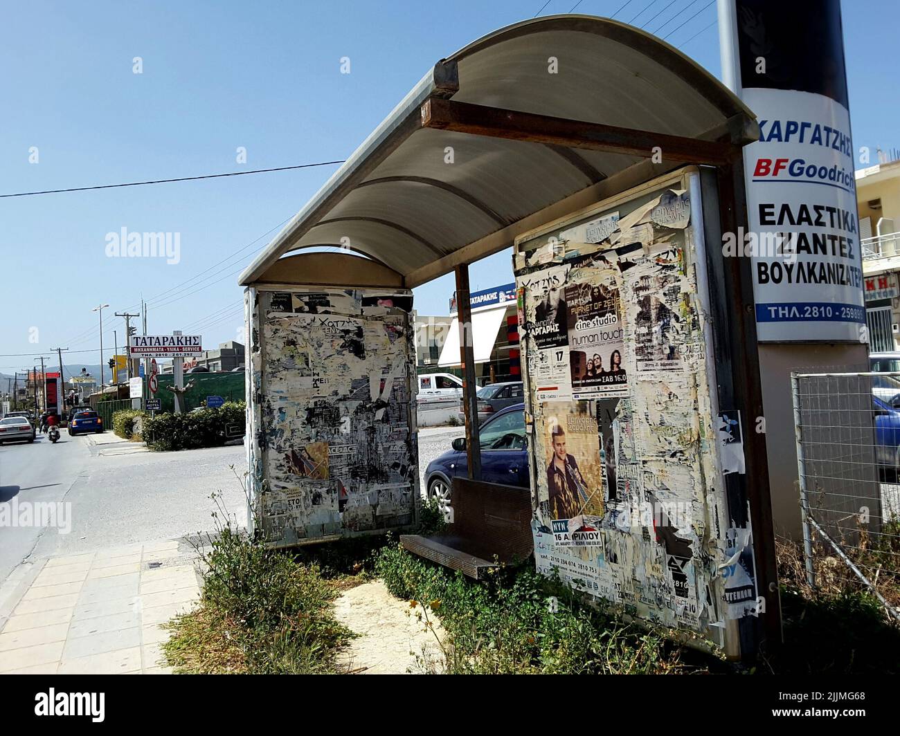 Eine alte beschädigte Bushaltestelle in Kreta, Griechenland. Stockfoto