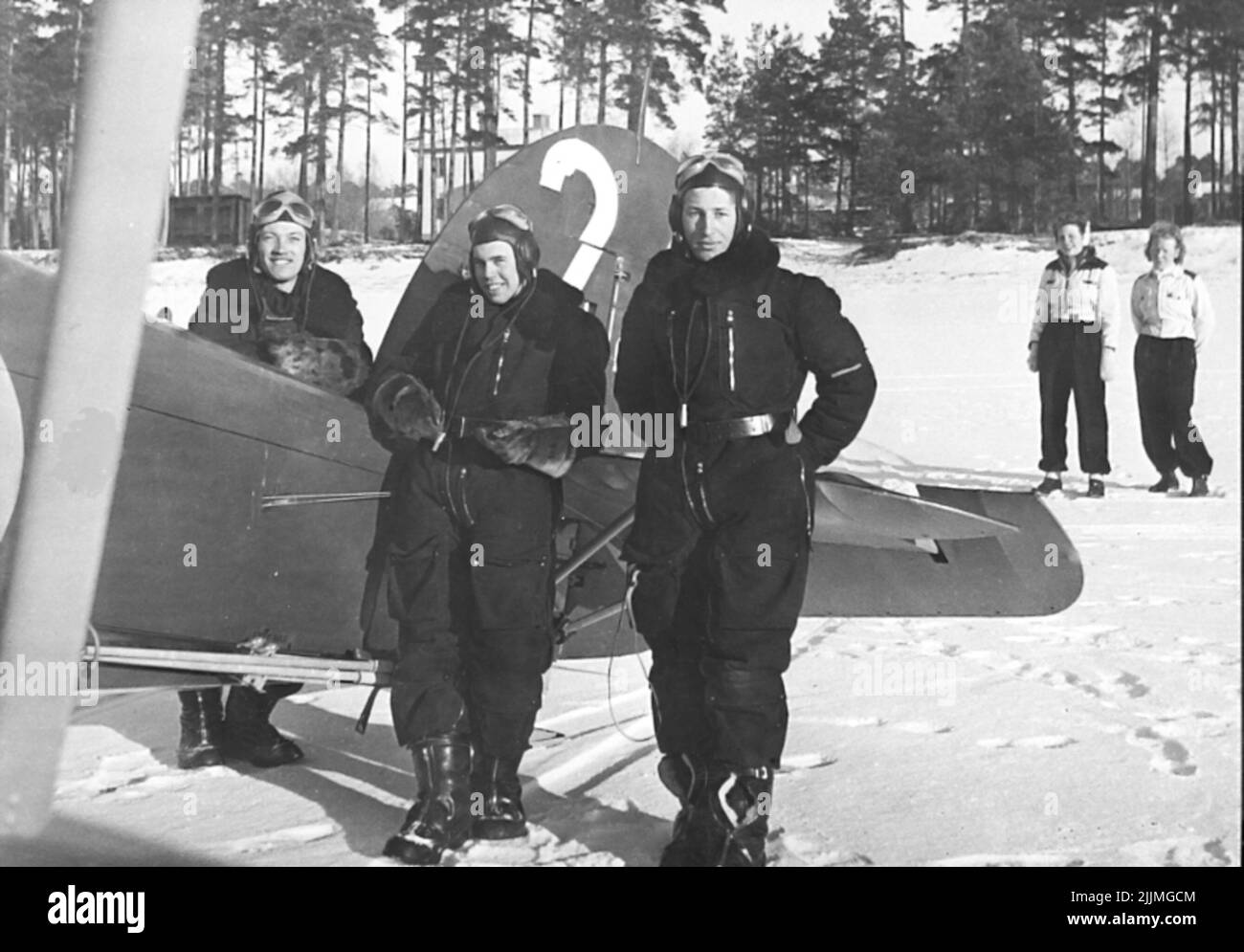 F6 Karlsborg 1941. Von links: Luftfahrerin Heden, die Signalisten Nilsson und Hylander auf dem Eis von Bottensjön. Stockfoto