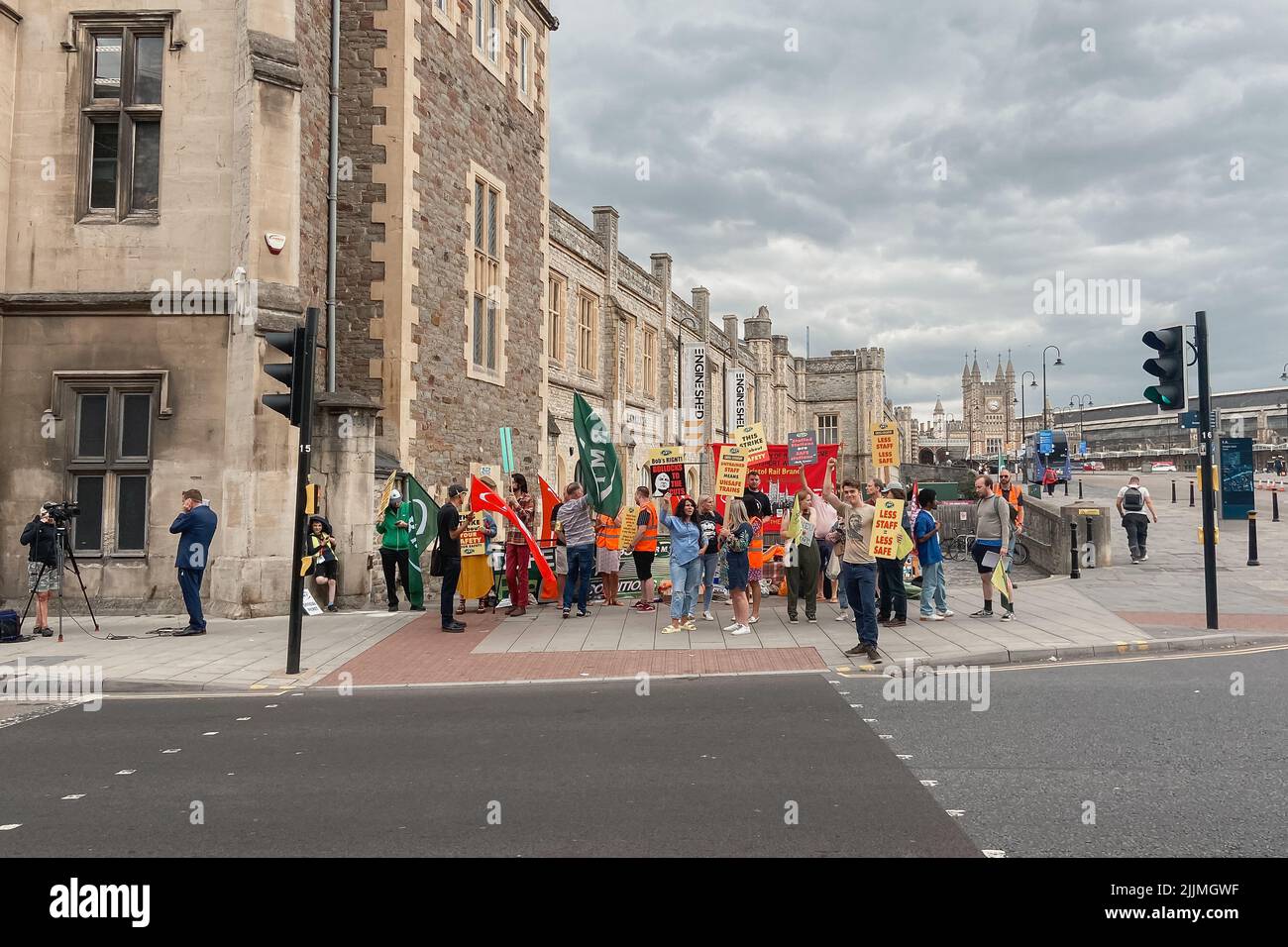 Bristol Temple Meads Station, Bristol, Großbritannien. 27/07/2022. Arbeiter und Öffentlichkeit von Bristol GMT streikend vor der Bristol Temple Meads Station, Bristol. Quelle: Sam Hardwick/Alamy Stockfoto