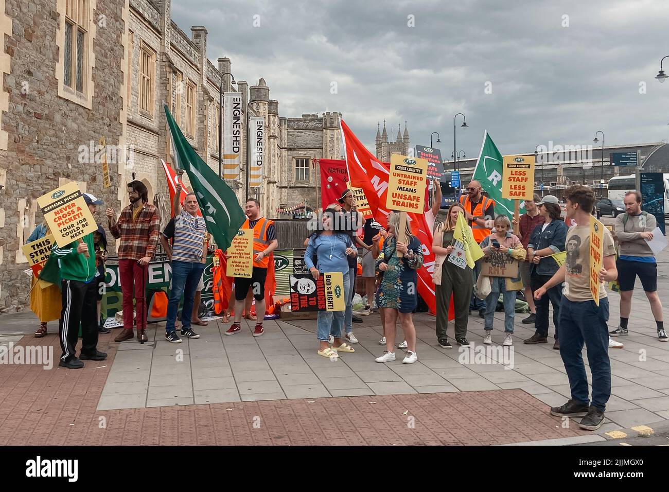 Bristol Temple Meads Station, Bristol, Großbritannien. 27/07/2022. Arbeiter und Öffentlichkeit von Bristol GMT streikend vor der Bristol Temple Meads Station, Bristol. Quelle: Sam Hardwick/Alamy Stockfoto