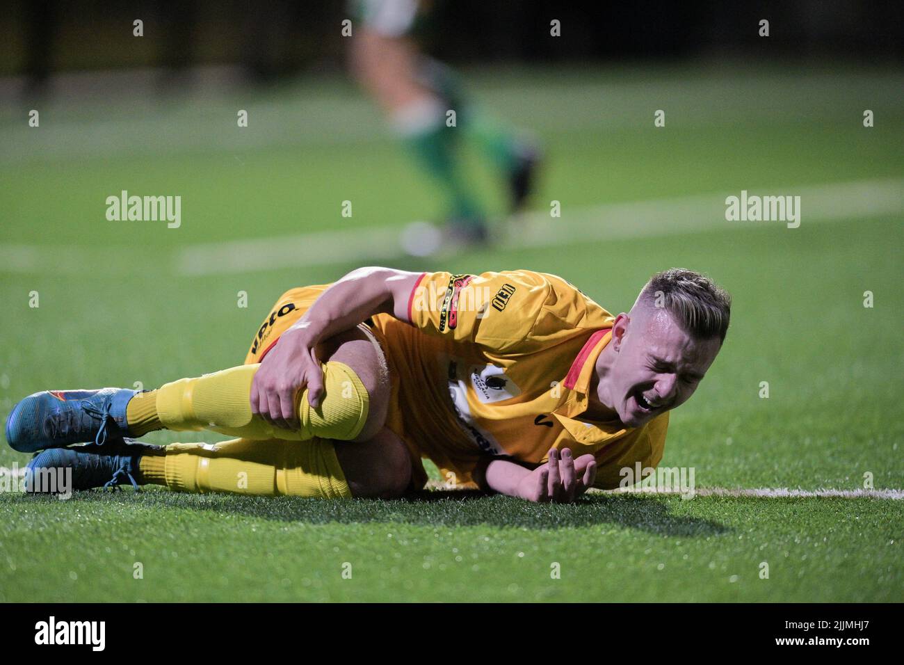 Wollongong, Australien. Am 27. Juli 2022 rollt Kyah Jovanovski von Wollongong United schmerzhaft auf dem Boden, nachdem er während des Spiels der Australia Cup Rd von 32 zwischen Wollongong United FC und Green Gully SC im Ian McLennan Park am 27. Juli 2022 in Wollongong, Australien, gestolpert wurde. Stockfoto