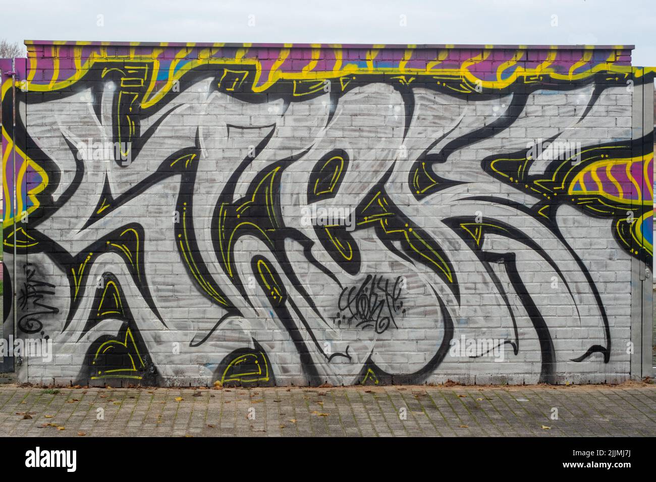 Eine Backsteinmauer mit Graffiti-Kunst in Bottrop, Deutschland Stockfoto