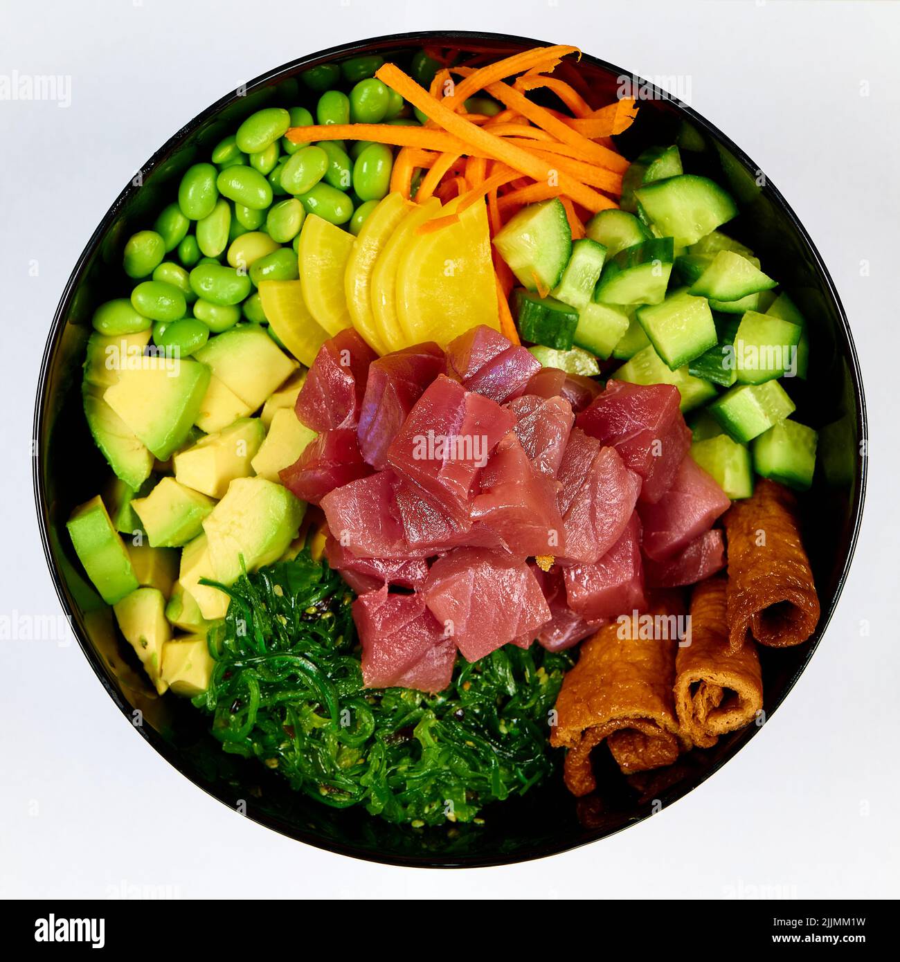 Ein Blick von oben auf den Gemüsesalat mit gehackten Thunfisch-Sashimi isoliert auf weißem Hintergrund Stockfoto