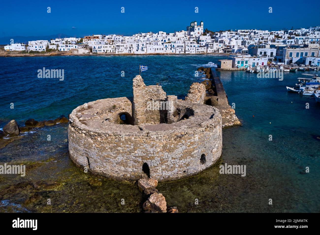 GRECE, les Cyclades, ile de Paros, Port et Village de Naoussa // Griechenland, Kykladen-Inseln, Paros-Insel, Dorf und Hafen von Naoussa Stockfoto