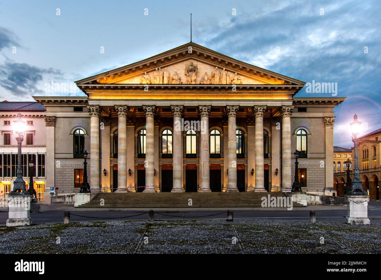 Eine schöne Außenaufnahme der Oper München Bayern Deutschland gegen einen wolkigen blauen Himmel Stockfoto