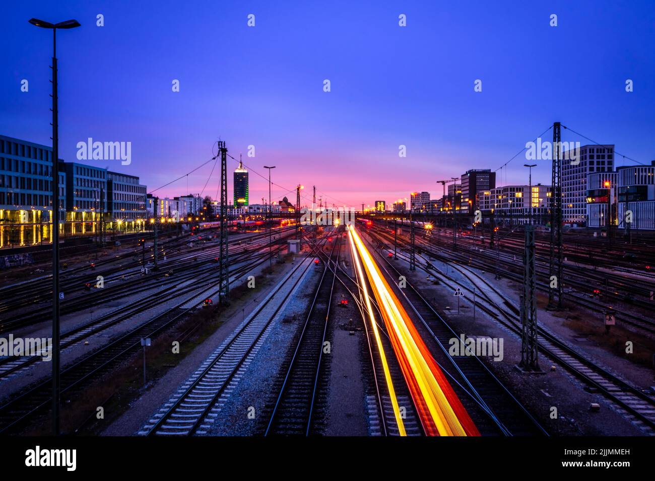 Eine wunderschöne Aufnahme von Motion Lights in der Eisenbahnstraße in München bei Sonnenuntergang, Deutschland, Bayern Stockfoto