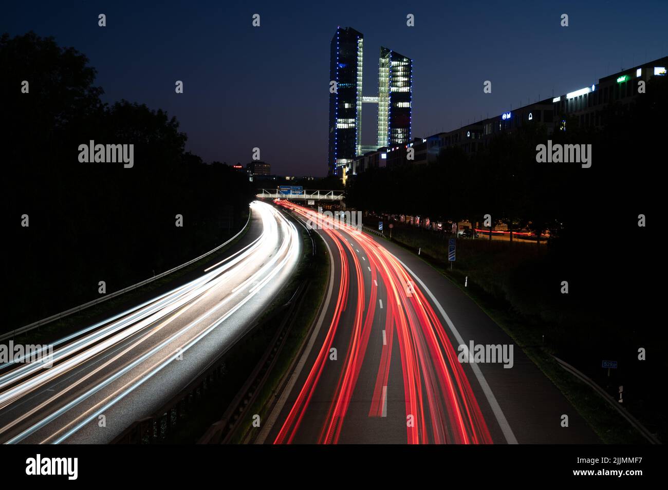 Eine schöne Aufnahme von Long Exposure Bewegung, Lichtstrahlen, Autos in München, Bayern, Deutschland bei Nacht Stockfoto