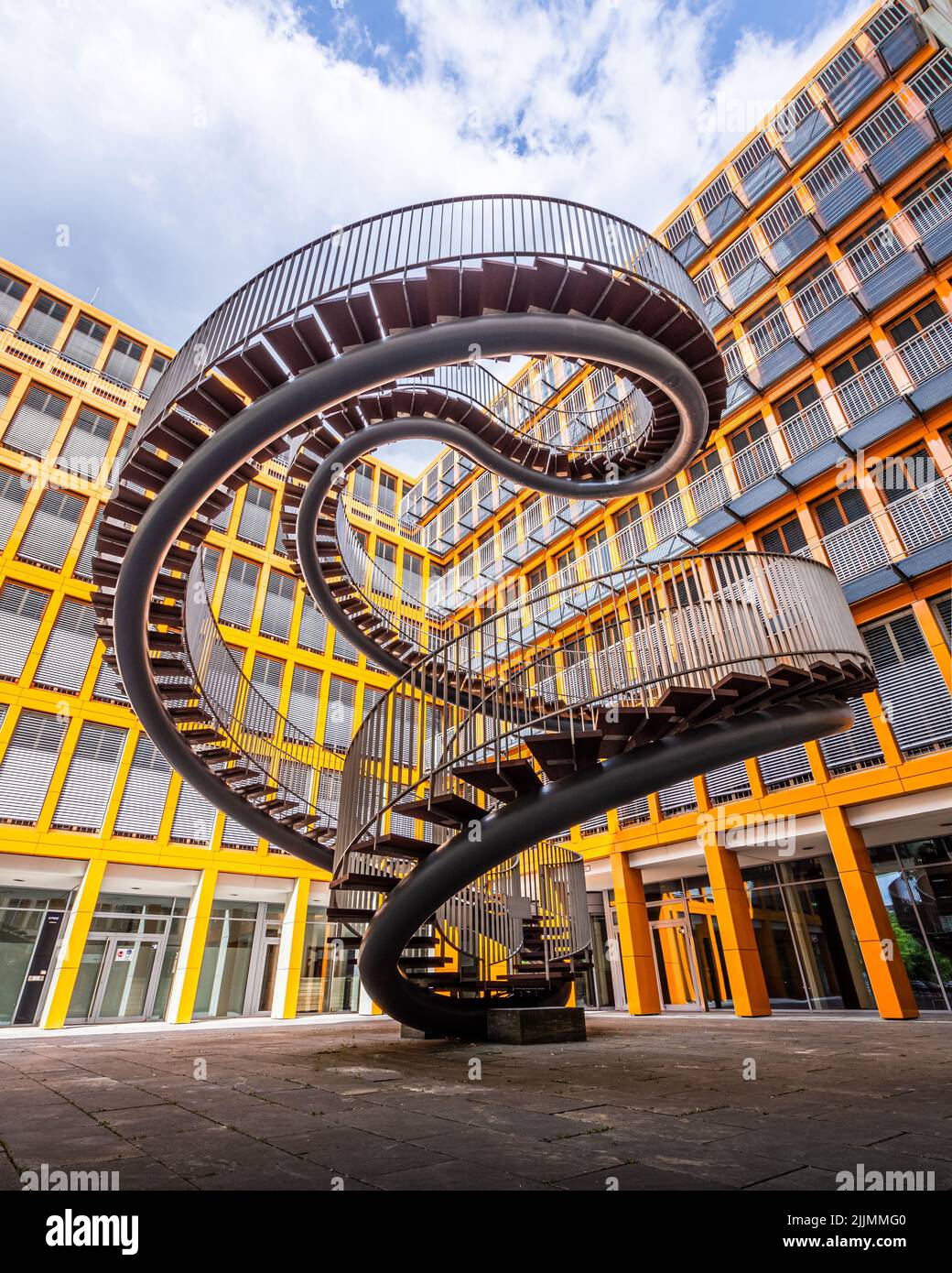 Eine schöne Aufnahme der Skulptur Endless Stairway Treppe in München Bayern, Deutschland und blauen Himmel Stockfoto