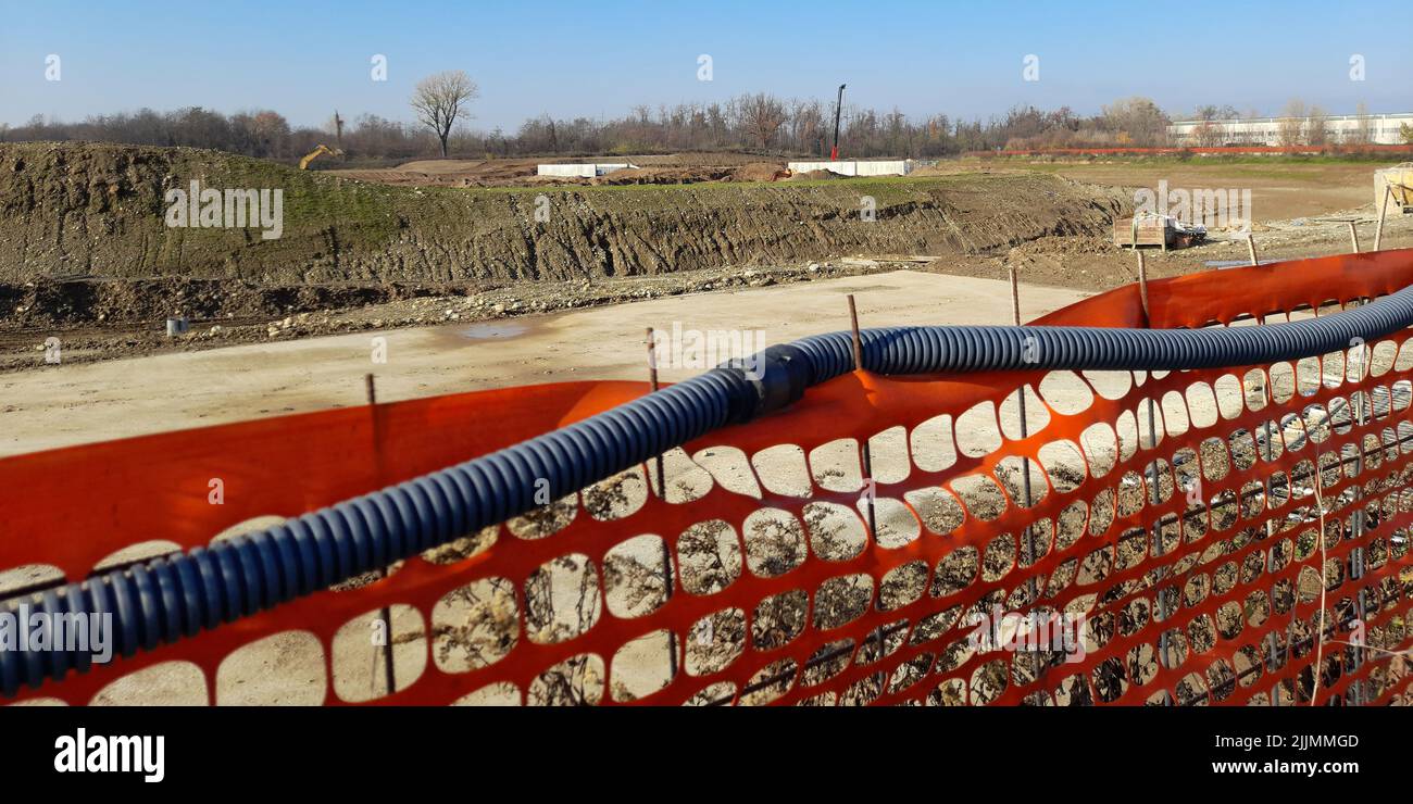 Eine wunderschöne Aufnahme, die tagsüber auf einer Baustelle aufgenommen wurde Stockfoto
