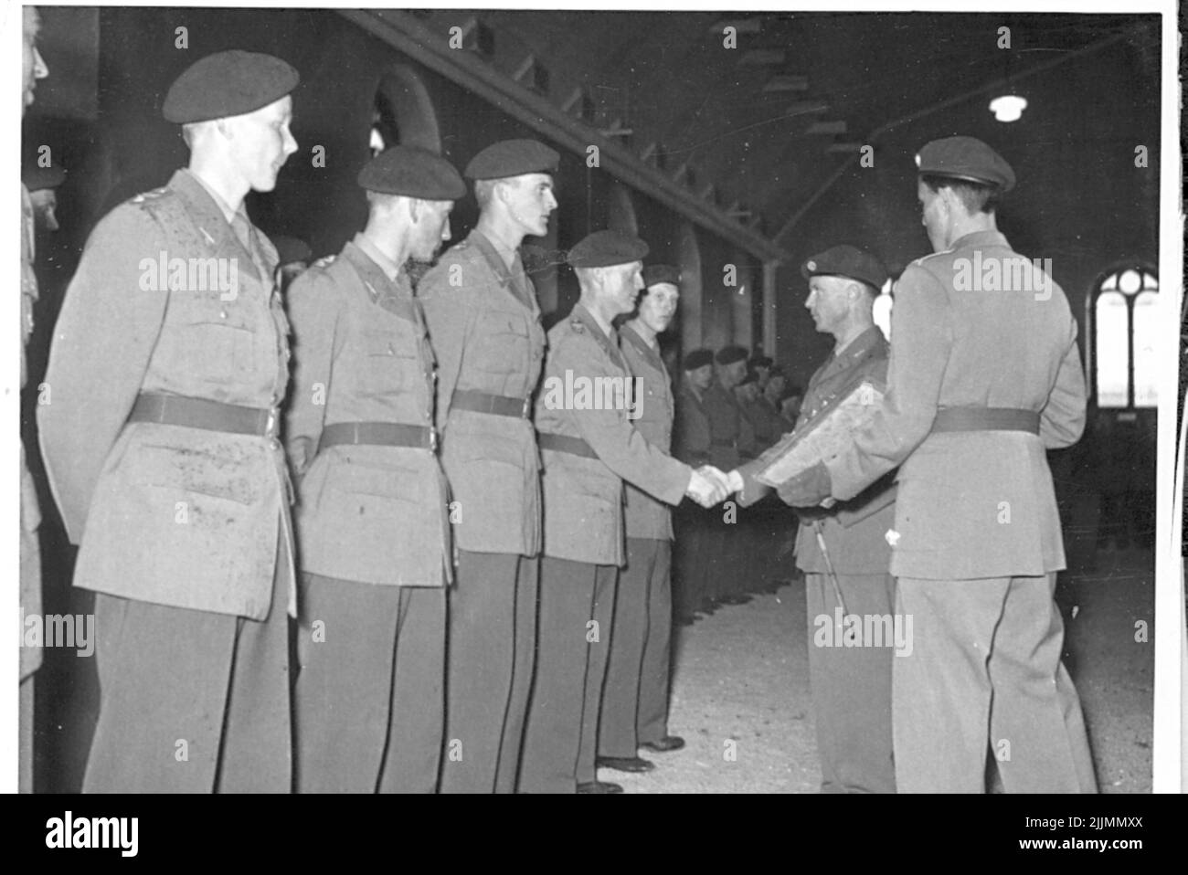 Die Fallschirmjägerschule in Karlsborg 1953. Das Bild auf Karton montiert. Stockfoto