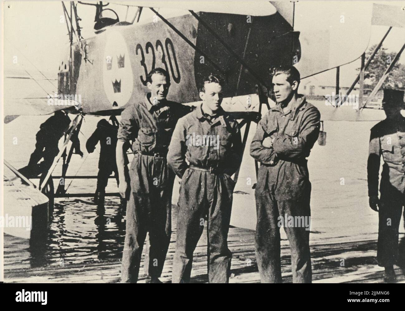 Der Flug in Karlsborg vor dem F6. Die drei Mechaniker-Einschreibungsgruppe One S25. Von links: Furires Lövgren, Hinnersson, Berg. Stockfoto